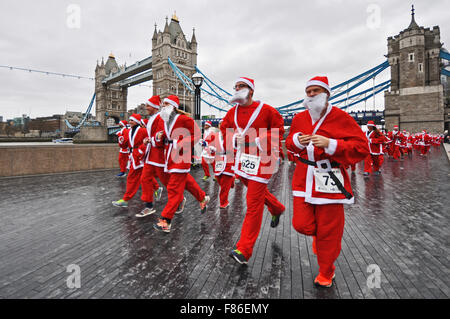 Santa dans la ville est l'un des quartiers les plus récents Noël le tourne avec son départ et l'arrivée à l'extérieur de l'Hôtel de Ville. L'itinéraire s'est porteur sur le Tower Bridge et autour de la Tour de Londres, UK Banque D'Images