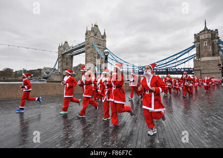 Santa dans la ville est l'un des quartiers les plus récents Noël le tourne avec son départ et l'arrivée à l'extérieur de l'Hôtel de Ville. L'itinéraire s'est porteur sur le Tower Bridge et autour de la Tour de Londres, UK Banque D'Images