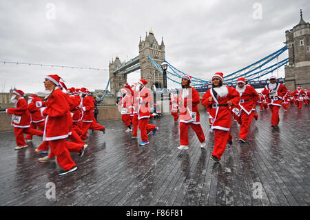 Santa dans la ville est l'un des quartiers les plus récents Noël le tourne avec son départ et l'arrivée à l'extérieur de l'Hôtel de Ville. L'itinéraire s'est porteur sur le Tower Bridge et autour de la Tour de Londres, UK Banque D'Images