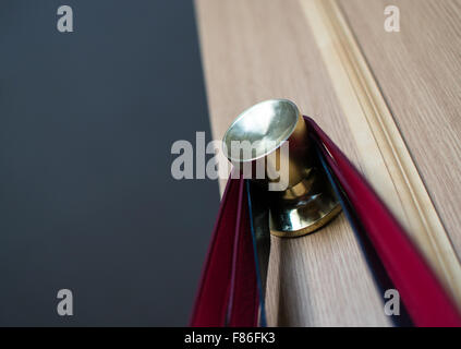 Poignée de porte en laiton accueil unique sacs à main avec le bouton de suspension Banque D'Images