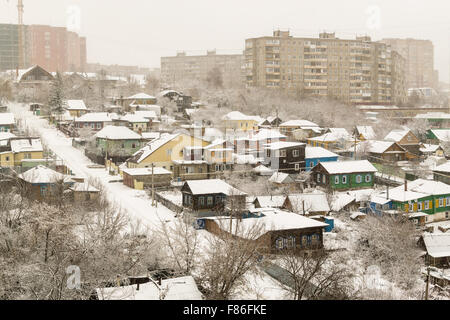 Les chutes de neige fraîche en hiver couvre les maisons et les toits de nombreux bâtiments de la chambre pendant les mois froids Banque D'Images