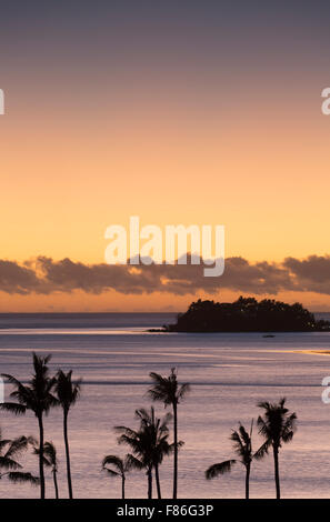 Vue sur l'île de Wadigi au coucher du soleil, Bay Islands, Fidji Banque D'Images