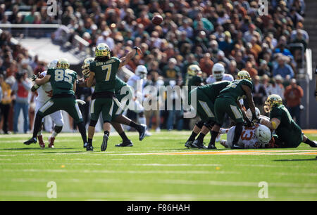 Waco, Texas, USA. 5 déc, 2015. Le receveur Lynx Hawthorne (7) de la Baylor Bears tentative de passage au cours de la NCAA football match entre vs Texas Baylor à McLane Stadium à Waco, Texas. © csm/Alamy Live News Banque D'Images