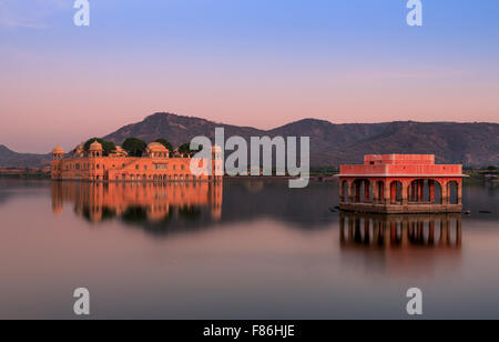Le Palais de l'eau Jal Mahal au coucher du soleil, Jaipur, Rajasthan, Inde Banque D'Images