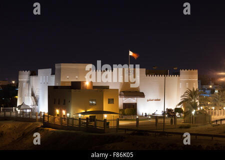 Musée militaire de Bahreïn est éclairée la nuit. Riffa, Royaume de Bahreïn Banque D'Images