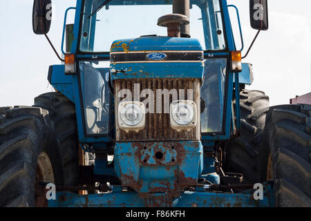 Old rusty - tracteur Ford modèle Banque D'Images