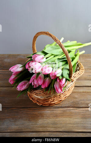 Tulipes roses fraîches dans panier en osier, 8 mars Maison de vacances Banque D'Images