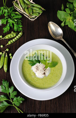 Potage à la partie avec les petits pois avec la crème de menthe Banque D'Images