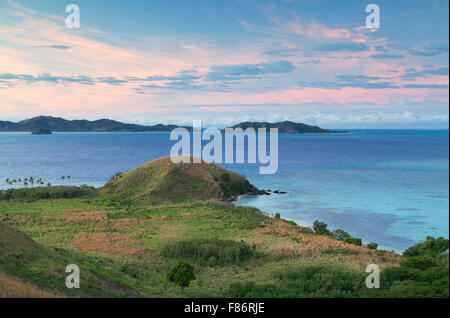 L'île de Mana au lever du soleil, Bay Islands, Fidji Banque D'Images