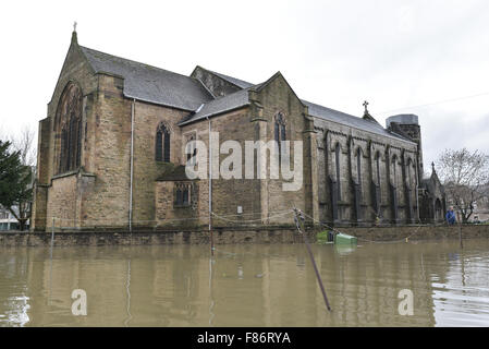 Kendal, UK. 06 Dec, 2015. Une église est entourée d'eau de l'inondation dans la région de Kendall. Storm Desmond ont provoqué de graves inondations dans la région de Kendal et de l'ensemble de la région de Cumbria. Crédit : Michael Scott/Alamy Live News Banque D'Images