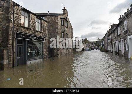 Kendal, UK. 06 Dec, 2015. Château inondé dans la rue Kendal. Storm Desmond ont provoqué de graves inondations dans la région de Kendal et de l'ensemble de la région de Cumbria. Crédit : Michael Scott/Alamy Live News Banque D'Images