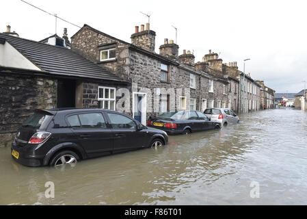 Kendal, UK. 06 Dec, 2015. Voitures abandonnées dans la rue Ann, Kendal. Storm Desmond ont provoqué de graves inondations dans la région de Kendal et de l'ensemble de la région de Cumbria. Crédit : Michael Scott/Alamy Live News Banque D'Images