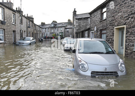 Kendal, UK. 06 Dec, 2015. Voitures abandonnées dans la rue Ann, Kendal. Storm Desmond ont provoqué de graves inondations dans la région de Kendal et de l'ensemble de la région de Cumbria. Crédit : Michael Scott/Alamy Live News Banque D'Images