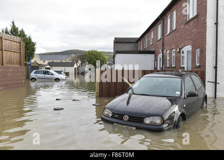 Kendal, UK. 06 Dec, 2015. Voitures submergées dans Sandylands, Kendal. Storm Desmond ont provoqué de graves inondations dans la région de Kendal et de l'ensemble de la région de Cumbria. Crédit : Michael Scott/Alamy Live News Banque D'Images