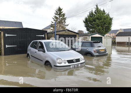 Kendal, UK. 06 Dec, 2015. Voitures submergées dans Sandylands, Kendal. Storm Desmond ont provoqué de graves inondations dans la région de Kendal et de l'ensemble de la région de Cumbria. Crédit : Michael Scott/Alamy Live News Banque D'Images