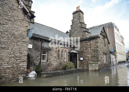 Kendal, UK. 06 Dec, 2015. Les entreprises inondées à Wildman Street, Kendal. Storm Desmond ont provoqué de graves inondations dans la région de Kendal et de l'ensemble de la région de Cumbria. Crédit : Michael Scott/Alamy Live News Banque D'Images