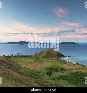 L'île de Mana au lever du soleil, Bay Islands, Fidji Banque D'Images