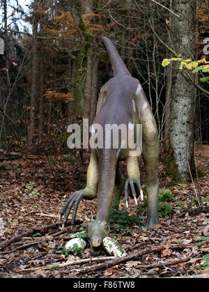 Ornithomimus, un petit carnivore du Crétacé-era et l'oeuf dinosaure carnivore, à Amersfoort, Pays-Bas Dinopark Zoo Banque D'Images