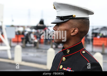 Oakland, Californie, USA. 6e déc, 2015. Le Caporal Jeremy Darby de la 4ème Force Recon Co. stationnés à Alameda, CA attend les fans de déposer les jouets avant le début de la NFL football match entre les Chiefs de Kansas City et l'Oakland Raiders à l'O.co Coliseum à Oakland, Californie. Christopher Trim/CSM/Alamy Live News Banque D'Images