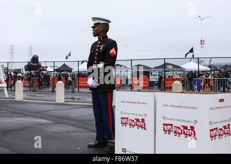 Oakland, Californie, USA. 6e déc, 2015. Le Caporal Jeremy Darby de la 4ème Force Recon Co. stationnés à Alameda, CA attend les fans de déposer les jouets avant le début de la NFL football match entre les Chiefs de Kansas City et l'Oakland Raiders à l'O.co Coliseum à Oakland, Californie. Christopher Trim/CSM/Alamy Live News Banque D'Images