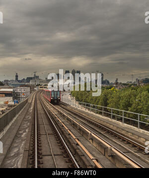 Docklands Light Railway (DLR) et les tours de Canary Wharf, London, sur un jour nuageux Banque D'Images