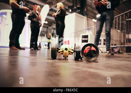 Birmingham, UK. Le 05 mai 2015. Le drone drone britannique montrent la consommation équitable, centre de conférence NEC, Birmingham, UK NO ukdroneshow. Photo - mini-drone Parrot - Jumping sumo © David Stock/Alamy Live News Crédit : David Stock/Alamy Live News Banque D'Images