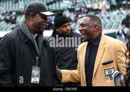 Oakland, Californie, USA. 6e déc, 2015. Membre du Temple de la renommée Tim Brown parle à l'acteur Dennis Haysbert dans les coulisses avant le début de la NFL football match entre les Chiefs de Kansas City et l'Oakland Raiders à l'O.co Coliseum à Oakland, Californie. Christopher Trim/CSM/Alamy Live News Banque D'Images