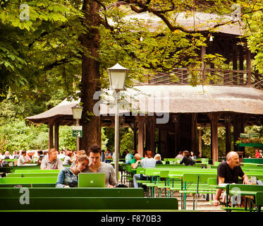 Munich, Allemagne - couple working at laptop assis à la tour chinoise jardin de bière de l'Englisher Garten. Banque D'Images