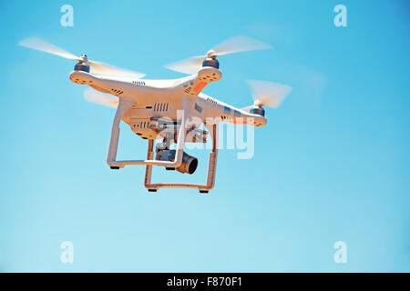 Low angle view of drone avec camera voler contre le ciel Banque D'Images