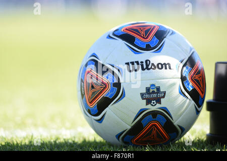 Cary, Caroline du Nord, USA. 6e déc, 2015. Championnat NCAA soccer ball remis après match entre le Duc et les Blue Devils de Penn State Nittany Lions au WakeMed Soccer Park à Cary, Caroline du Nord. Reagan Lunn/CSM/Alamy Live News Banque D'Images