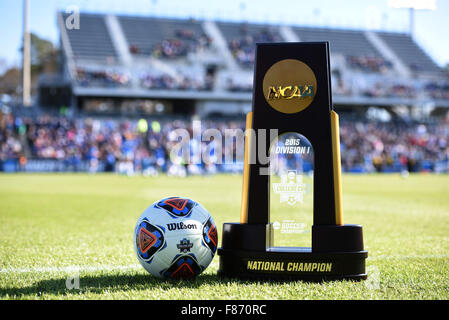 Cary, Caroline du Nord, USA. 6e déc, 2015. Championnat NCAA soccer trophy remis après le match entre le Duc et les Blue Devils de Penn State Nittany Lions au WakeMed Soccer Park à Cary, Caroline du Nord. Reagan Lunn/CSM/Alamy Live News Banque D'Images