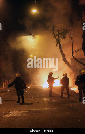 Athènes, le 6 décembre. 6e mai 2008. La loi sur la police antiémeute grecque à côté d'un ensemble d'incendie par des manifestants lors d'affrontements à la suite d'une manifestation commémorant la mort d'un jeune de 15 ans élève en 2008, à Athènes, Grèce, le 6 décembre 2015. Des centaines de manifestants ont défilé dans les rues de la capitale grecque pour marquer le septième anniversaire de la police tirer un coup fatal. Quinze ans, Alexis Grigoropoulos a été tué par balle par un policier dans le centre-ville d'Athènes dans la nuit du 6 décembre 2008. © Marios Lolos/Xinhua/Alamy Live News Banque D'Images