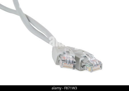 Câble réseau avec connecteurs RJ45 isolé sur fond blanc avec clipping path Banque D'Images