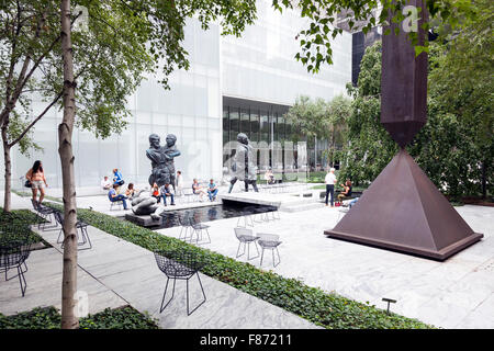 Les visiteurs s'assoient et promenade dans un jardin de sculptures du moma new york city Banque D'Images