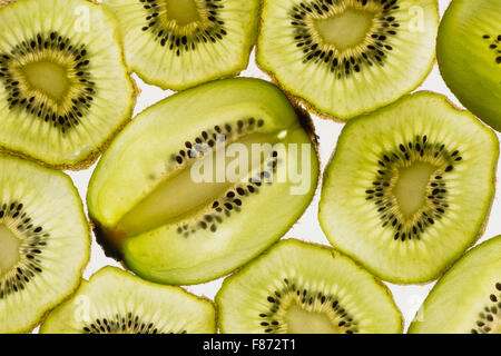 Kiwi exotiques surlignée en studio cut cross et longitudinales montrant la distribution de semences interne autour de noyau central Banque D'Images