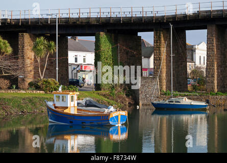 Les bateaux de pêche amarrés dans le port de Hayle, Cornwall, England, UK Banque D'Images