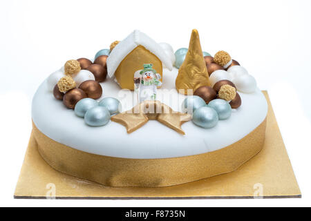 Gâteau de Noël qui a été décoré avec des ornements de fête - studio photo avec un fond blanc Banque D'Images