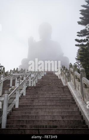 À l'escalier vide foggy Tian Tan Buddha statue du Grand Bouddha ou dans l'île de Lantau, Hong Kong, Chine. Vu du dessous. Banque D'Images