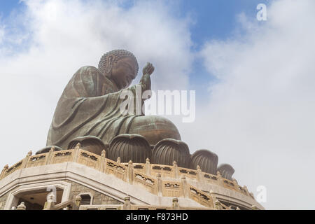 Tian Tan Buddha statue du Grand Bouddha ou dans l'île de Lantau, Hong Kong, Chine, vu du dessous. Banque D'Images