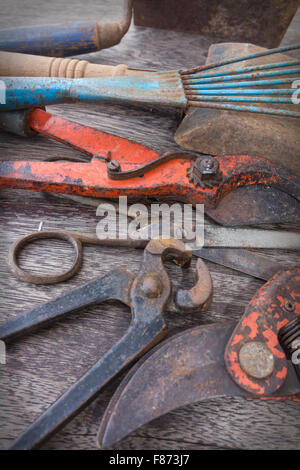 Old rusty tools - outils d'artisanat vintage sur fond de bois Banque D'Images