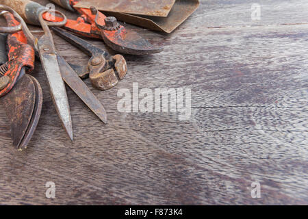 Old rusty tools - outils d'artisanat vintage sur fond de bois with copy space Banque D'Images