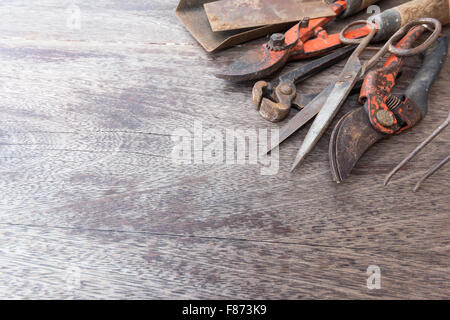 Old rusty tools - outils d'artisanat vintage sur fond de bois with copy space Banque D'Images