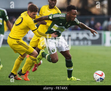 Columbus, Ohio, USA. 6 Décembre, 2015. Portland Timbers defender/terrain Rodney Wallace (22) et Columbus Crew SC terrain Wil Trapp (20) lutte pour la balle dans la première moitié à la MLS Cup à Columbus, Ohio. Brent Clark/Alamy Live News Banque D'Images