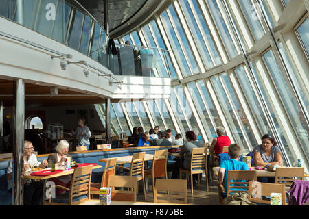 Les gens en marche avant sur le cafe DFDS Dunkerque à Douvres ferry transmanche Banque D'Images