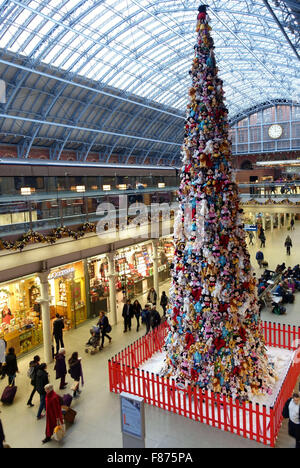 Arbre de Noël de Disney dans la gare de St Pancras International, Londres Banque D'Images