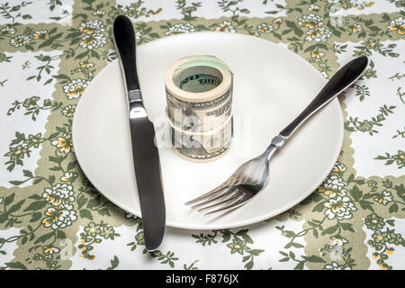 Liasse de dollars américains servis sur plaque avec fourchette et couteau placé sur table - concept d'affaires Banque D'Images