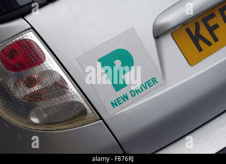 Plaque "P" sur les nouvelles voiture de pilote, Londres Banque D'Images