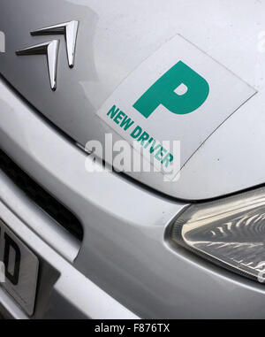 Plaque "P" sur les nouvelles voiture de pilote, Londres Banque D'Images