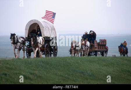 Des wagons couverts et des cavaliers sur le Dakota du Sud moderne à l'extérieur des prairies de Rapid City, Dakota du Sud. Banque D'Images