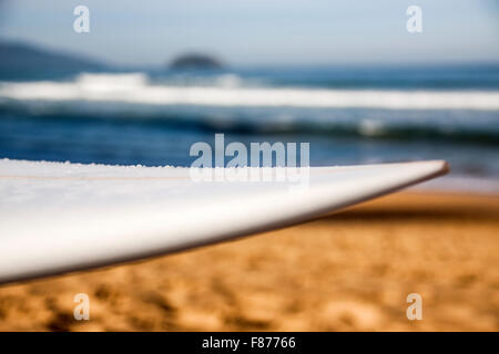 Astuce un surf sur la plage Banque D'Images